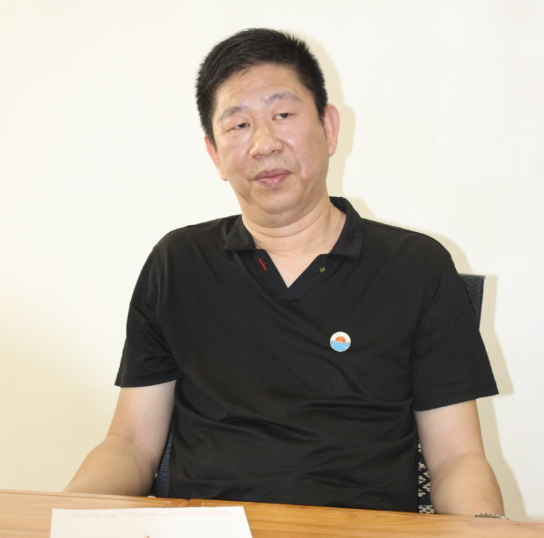 国际潮商会长俱乐部办公室主任林泽军受国际潮商会长俱乐部会长张汉松